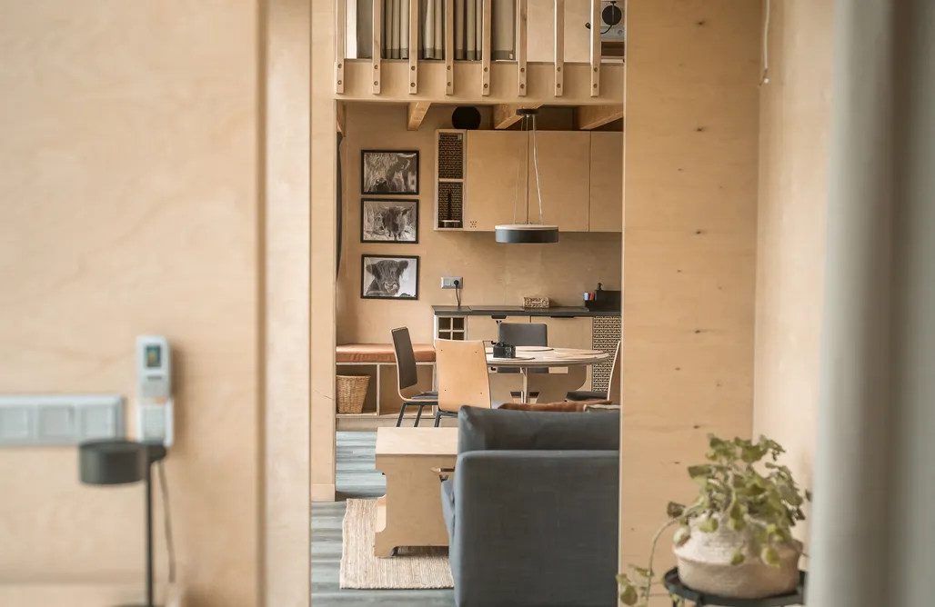 Wnętrze domku — jadalnia i salon
