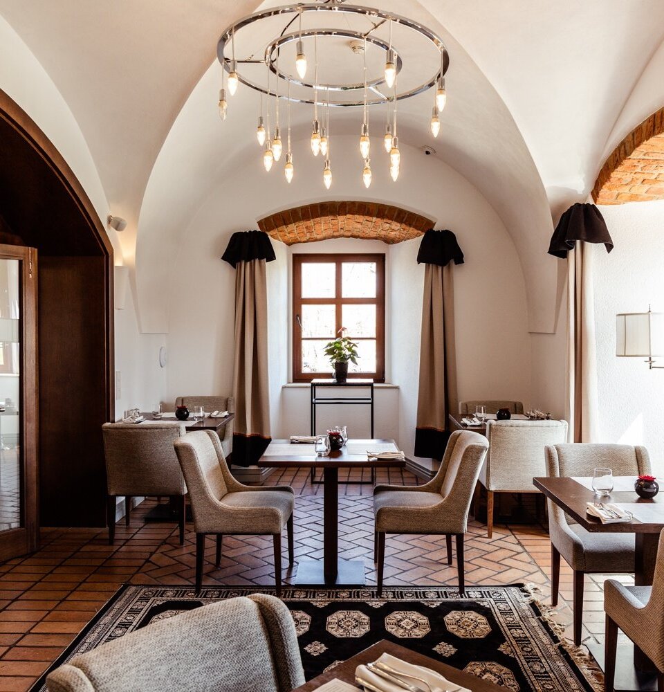 Sala restauracyjna w zabytkowych sklepieniach